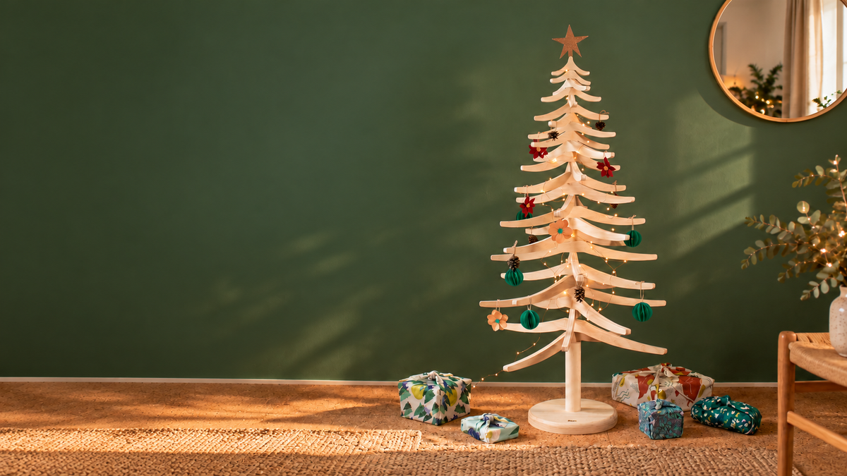 Sapin Sympa Paké en bois français décoré dans un salon de Noël